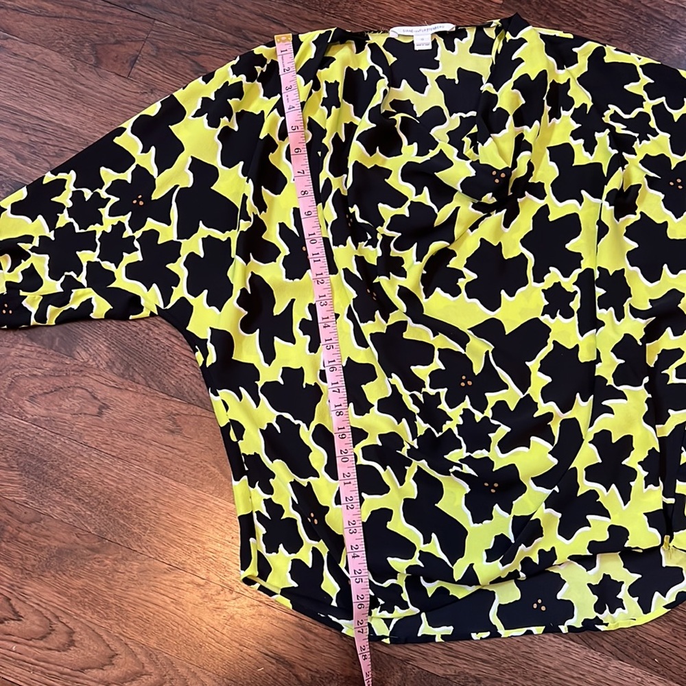Diane Von Furstenberg Silk Blouse with Drape Neck Theresa Print Dolman Sleeve - Picture 9 of 12